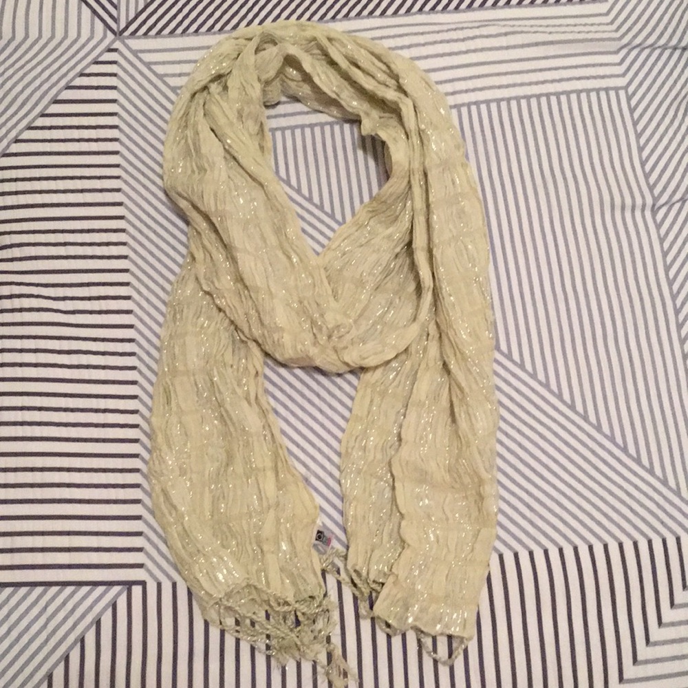 🎉🎉 Cream and silver sparkly fashion scarf.
